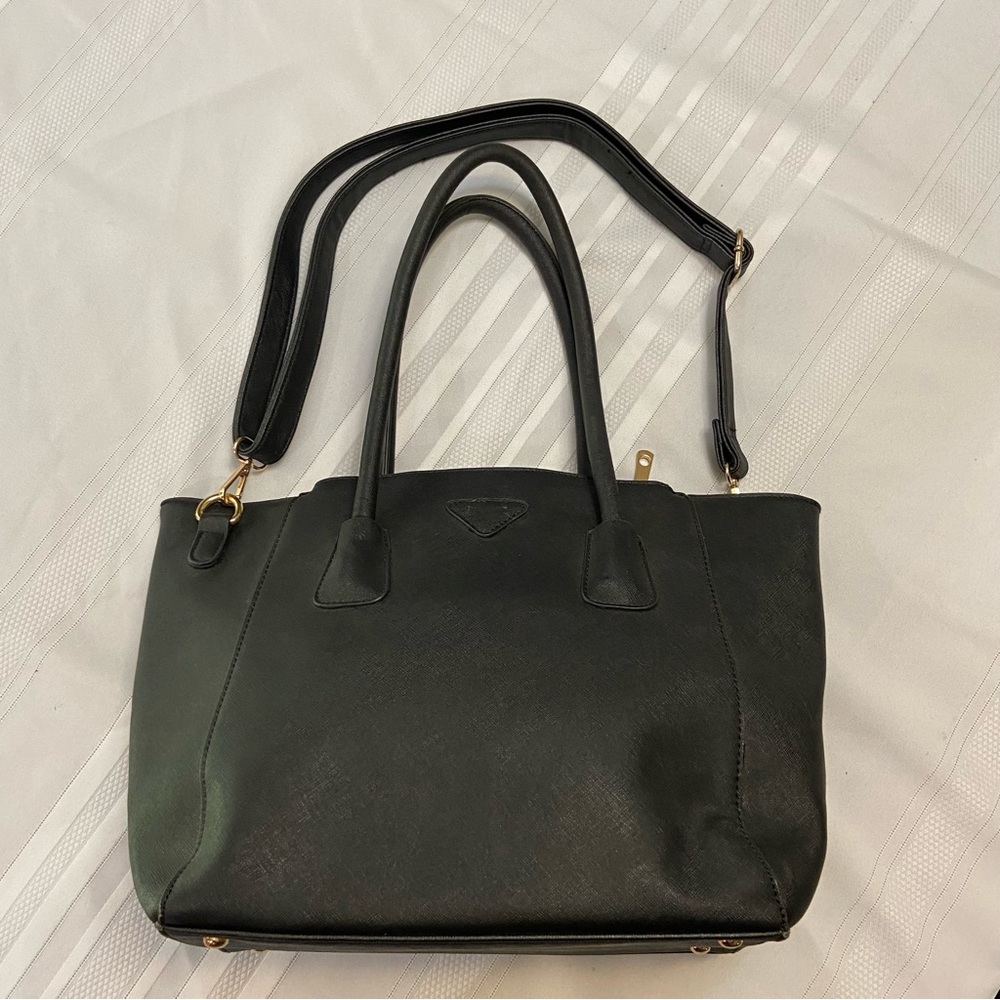 Womens Large Black Tote /Crossbody Mutiple compartments.